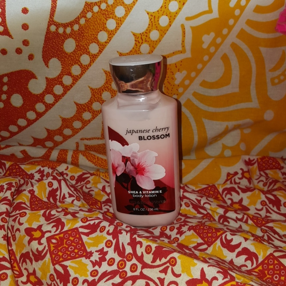 japanese cherry blossom lotion by bath&body works